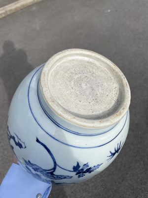 Lot 117 - A CHINESE TRANSITIONAL BLUE AND WHITE JAR, 17TH CENTURY