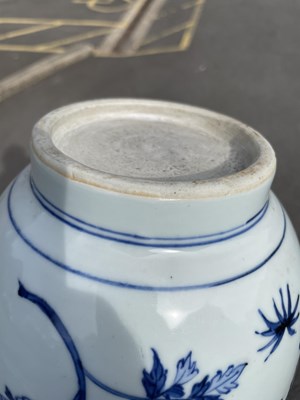 Lot 117 - A CHINESE TRANSITIONAL BLUE AND WHITE JAR, 17TH CENTURY