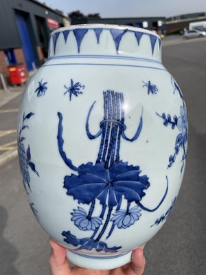 Lot 117 - A CHINESE TRANSITIONAL BLUE AND WHITE JAR, 17TH CENTURY