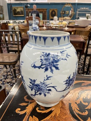 Lot 117 - A CHINESE TRANSITIONAL BLUE AND WHITE JAR, 17TH CENTURY