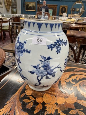 Lot 117 - A CHINESE TRANSITIONAL BLUE AND WHITE JAR, 17TH CENTURY