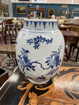 Lot 117 - A CHINESE TRANSITIONAL BLUE AND WHITE JAR, 17TH CENTURY