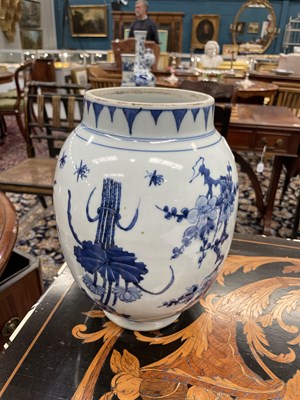 Lot 117 - A CHINESE TRANSITIONAL BLUE AND WHITE JAR, 17TH CENTURY