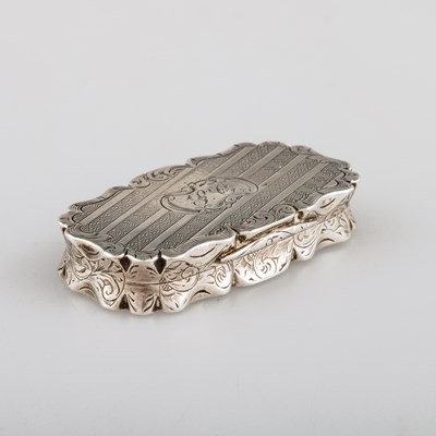 Lot 1163 - A VICTORIAN SILVER VINAIGRETTE