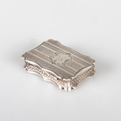 Lot 1126 - A VICTORIAN SILVER VINAIGRETTE