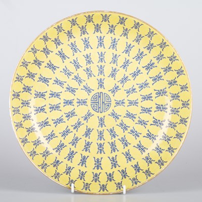 Lot 95 - A CHINESE YELLOW-GROUND BLUE-DECORATED 'SHOU' PLATE, QING DYNASTY, TONGZHI MARK, 19TH CENTURY