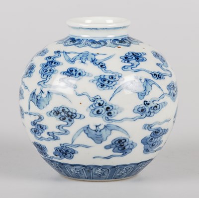Lot 70 - A CHINESE BLUE AND WHITE VASE