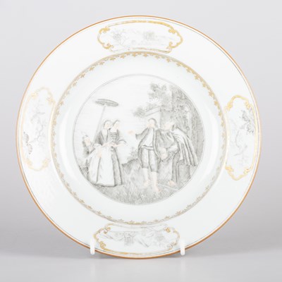 Lot 122 - A CHINESE GRISAILLE AND GILT-PAINTED PLATE