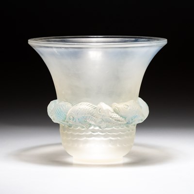 Lot 15 - RENÉ LALIQUE (FRENCH, 1860-1945), 'PIRIAC', A VASE, DESIGNED 1930