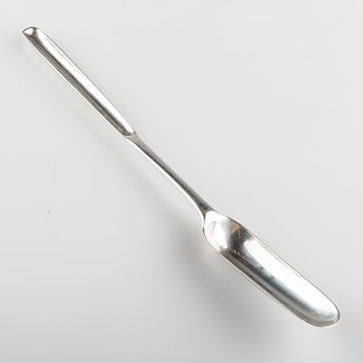 Lot 221 - A GEORGE III SILVER MARROW SCOOP