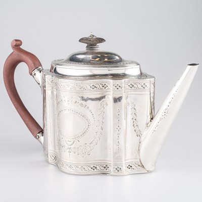 Lot 309 - A GEORGE III SILVER TEAPOT