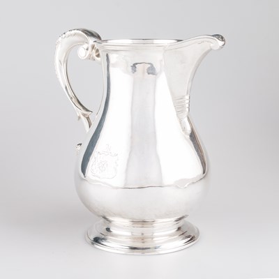 Lot 242 - A GEORGE III SILVER BEER JUG