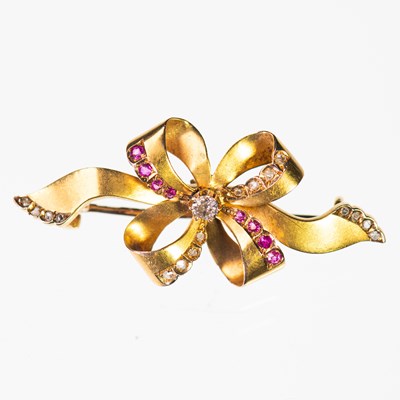 Lot 591 - A RUBY AND DIAMOND RIBBON BOW BROOCH