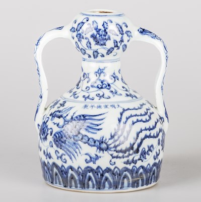 Lot 68 - A CHINESE BLUE AND WHITE TWO-HANDLED GARLIC-NECK VASE