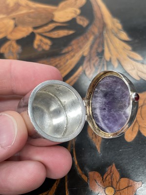 Lot 267 - A GEORGE V SILVER AND BLUE JOHN PILL BOX