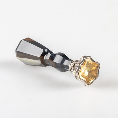 Lot 440 - A 19TH CENTURY AGATE AND CITRINE SEAL