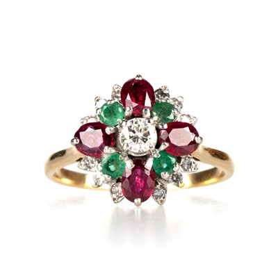 Lot 551 - A DIAMOND, RUBY AND EMERALD CLUSTER RING