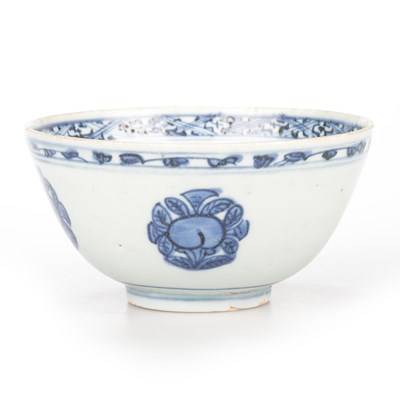 Lot 120 - A CHINESE BLUE AND WHITE MEDALLION BOWL, WANLI (1572-1620)