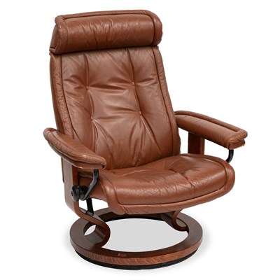 Lot 738 - IN THE STYLE OF EKORNES, A TAN LEATHER 'STRESSLESS' RECLINER SWIVEL CHAIR