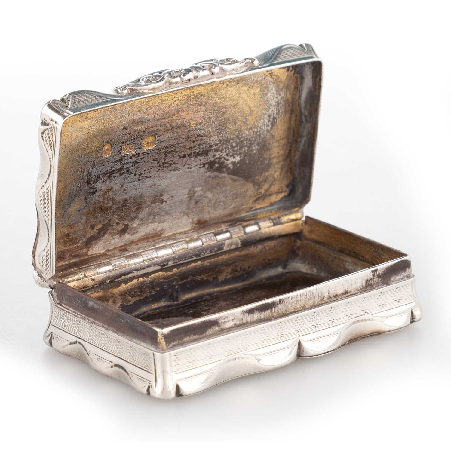 Lot 319 - A VICTORIAN SILVER SNUFF BOX