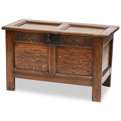 Lot 672 - AN OAK COFFER