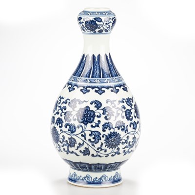 Lot 92 - A CHINESE BLUE AND WHITE BULB NECK VASE