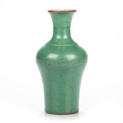 Lot 108 - A CHINESE GREEN CRACKLE GLAZE SMALL VASE