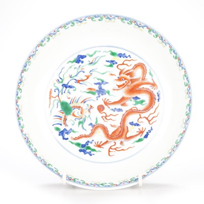 Lot 116 - A CHINESE PORCELAIN DOUCAI-TYPE 'DRAGON AND PHOENIX' DISH