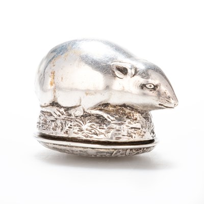 Lot 405 - A GERMAN SILVER NOVELTY MOUSE SNUFF BOX