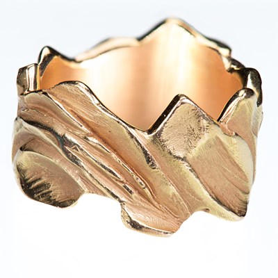 Lot 552 - AN ABSTRACT BAND RING