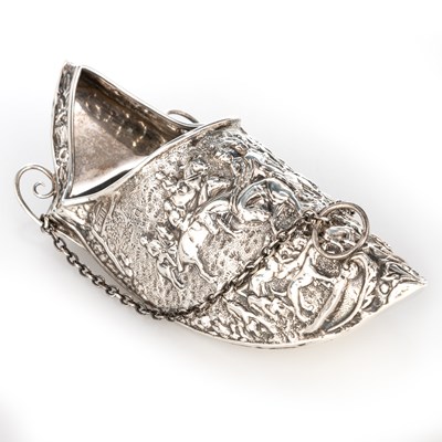 Lot 220 - AN EDWARDIAN SILVER WALL POCKET