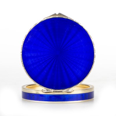 Lot 482 - A SMALL EARLY 20TH CENTURY ROYAL BLUE GUILLOCHE ENAMEL COMPACT