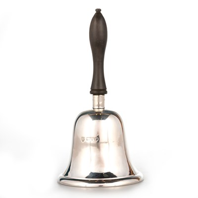 Lot 345 - AN EDWARDIAN SILVER HAND BELL