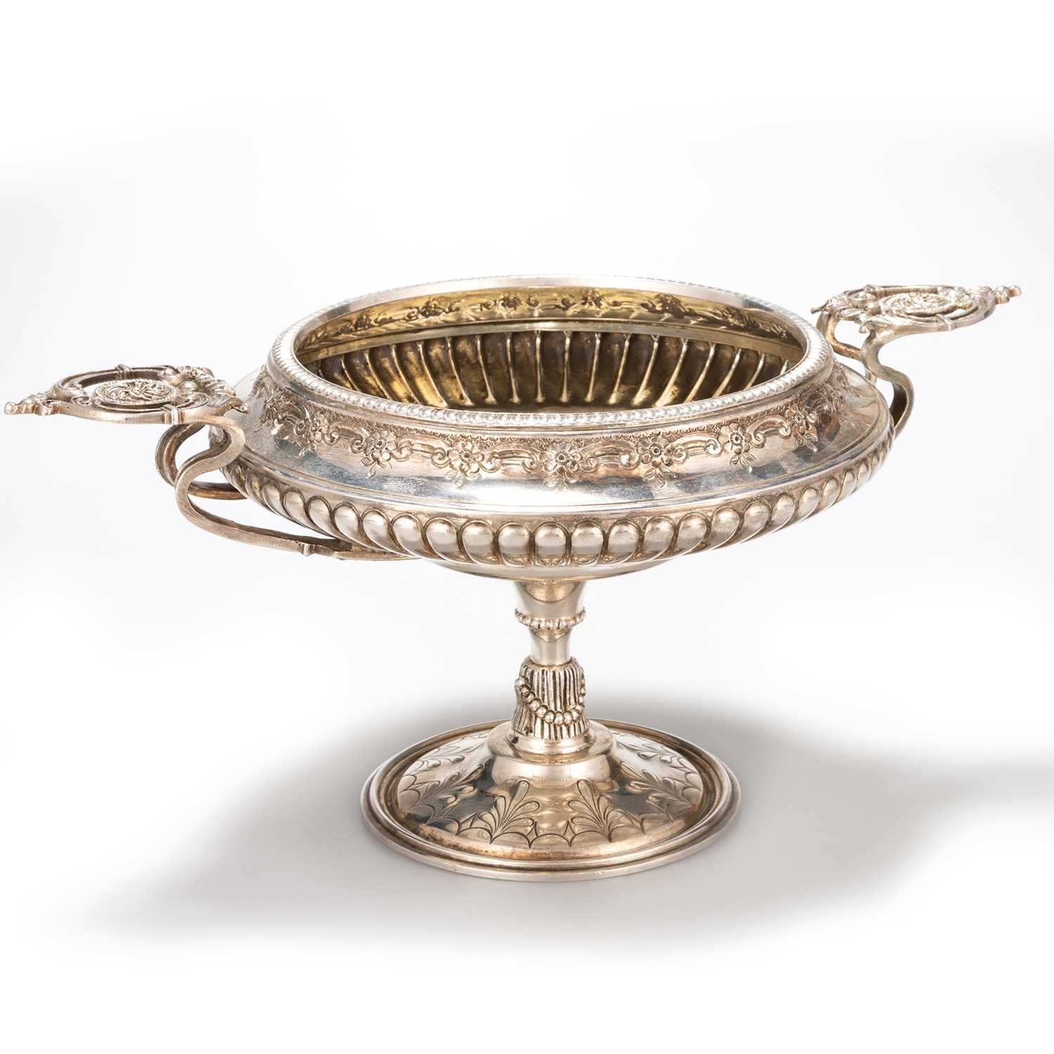 Lot 206 - A VICTORIAN SILVER TAZZA