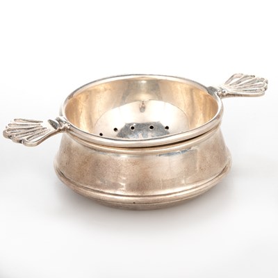 Lot 487 - A SILVER TEA STRAINER ON ASSOCIATED STAND, MID-20TH CENTURY