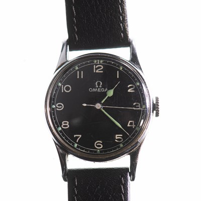 Lot 498 - A GENTS OMEGA MILITARY STRAP WATCH