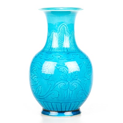 Lot 114 - A CHINESE TURQUOISE GLAZED SGRAFFITO DECORATED VASE