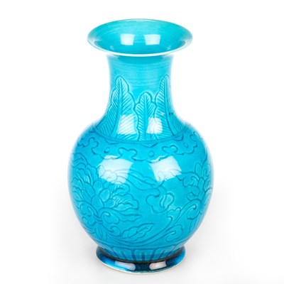 Lot 114 - A CHINESE TURQUOISE GLAZED SGRAFFITO DECORATED VASE