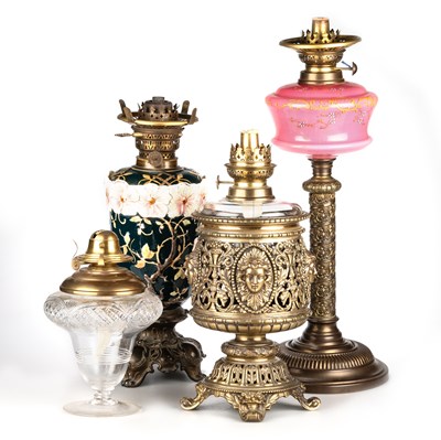 Lot 1208 - A MIXED GROUP OF OIL LAMPS