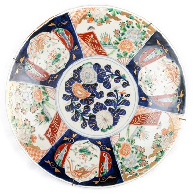 Lot 89 - A LARGE JAPANESE IMARI CHARGER, CIRCA 1900