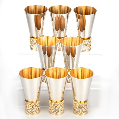 Lot 254 - STUART DEVLIN: A SET OF EIGHT SILVER AND SILVER-GILT GOBLETS