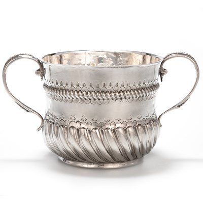 Lot 210 - A WILLIAM III SILVER PORRINGER