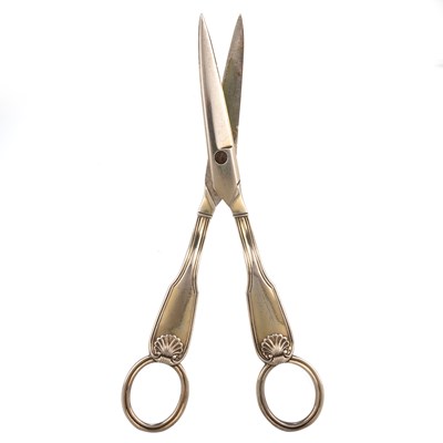 Lot 289 - A PAIR OF GEORGE III SILVER-GILT GRAPE SCISSORS