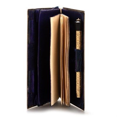 Lot 422 - A FRENCH SILVER-GILT AIDE-MÉMOIRE