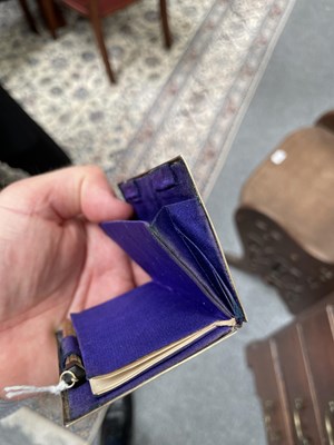 Lot 422 - A FRENCH SILVER-GILT AIDE-MÉMOIRE