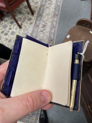 Lot 422 - A FRENCH SILVER-GILT AIDE-MÉMOIRE