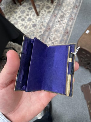 Lot 422 - A FRENCH SILVER-GILT AIDE-MÉMOIRE