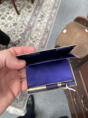 Lot 422 - A FRENCH SILVER-GILT AIDE-MÉMOIRE