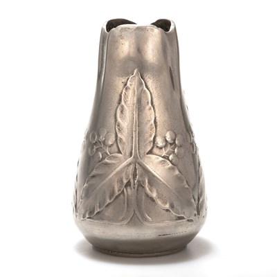 Lot 1100 - HUGO LEVEN FOR KAYSERZINN, A SMALL GERMAN ART NOUVEAU PEWTER VASE