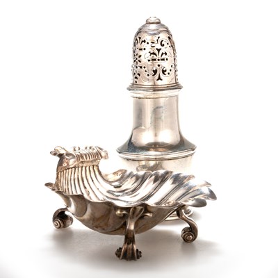 Lot 379 - A GEORGE II SILVER BUTTER SHELL